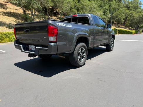 Used 2016 Toyota Tacoma TRD Sport w/ Towing Package AWD/4WD image 4
