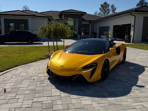 Used 2023 McLaren Artura image 5