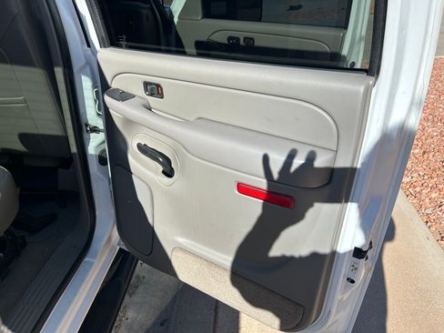 Used 2005 Chevrolet Silverado 2500 LT w/ Heavy-Duty Power Package image 11