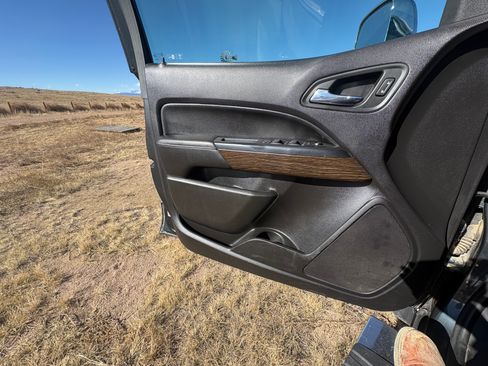 Used 2017 GMC Canyon Denali image 9