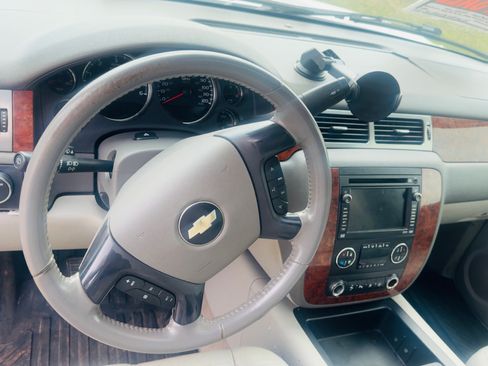 Used 2007 Chevrolet Suburban LTZ w/ LTZ Preferred Equipment Group AWD/4WD image 8