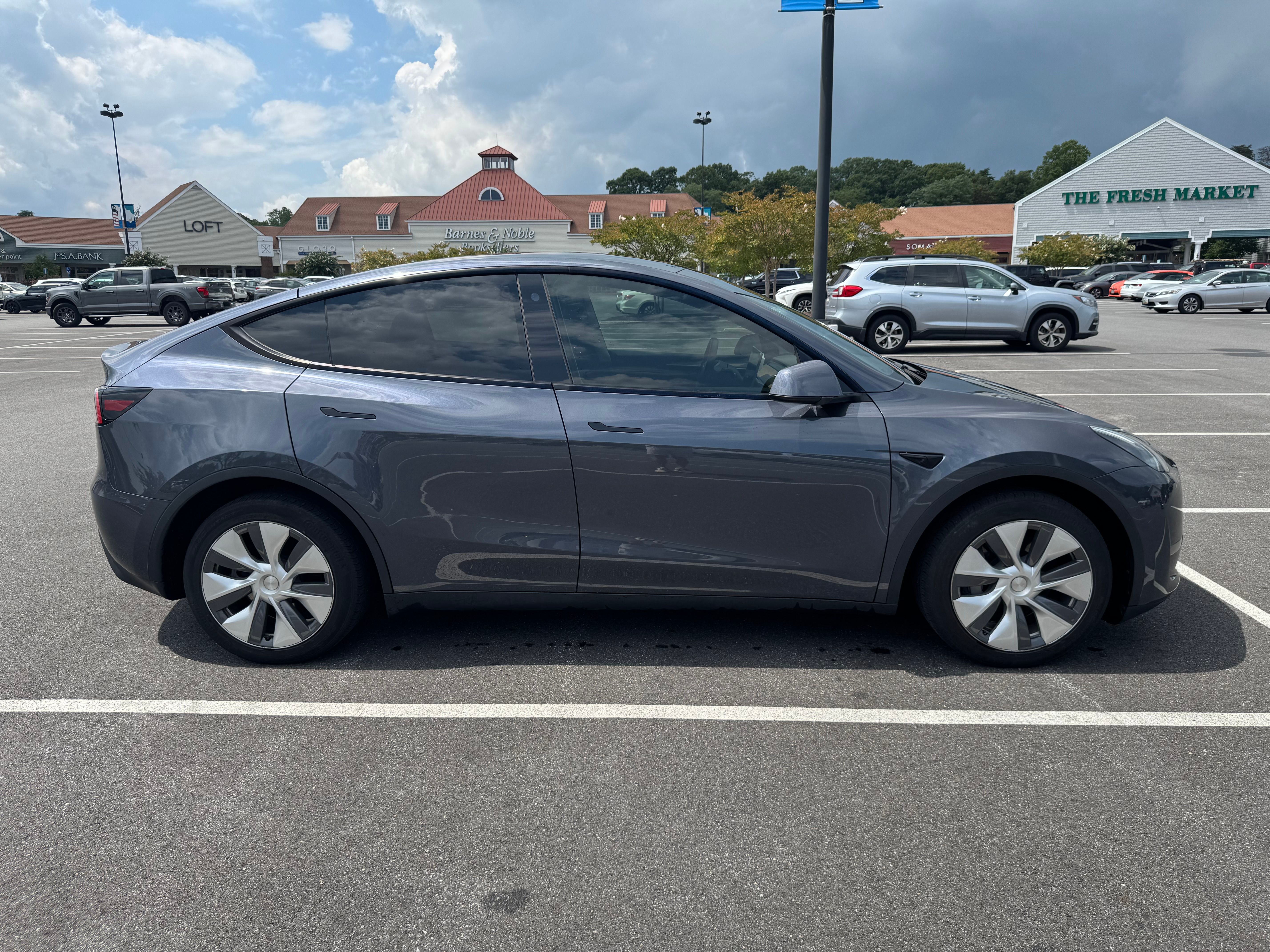 Used 2023 Tesla Model Y Long Range AWD/4WD image 1
