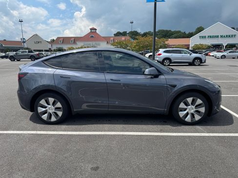 Used 2023 Tesla Model Y Long Range AWD/4WD image 1