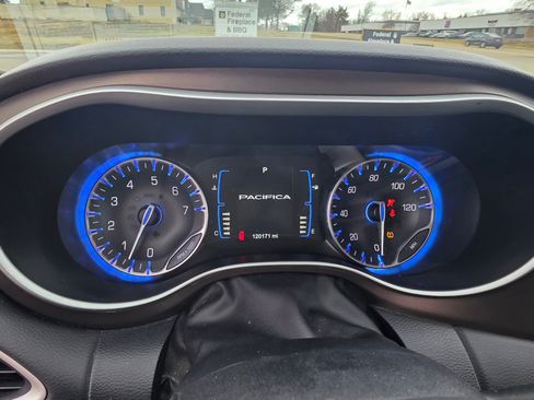 Used 2017 Chrysler Pacifica Touring-L image 5