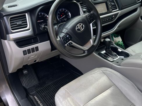 Used 2014 Toyota Highlander LE AWD/4WD image 5