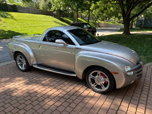 Used 2005 Chevrolet SSR w/ Preferred Equipment Group RWD image 1