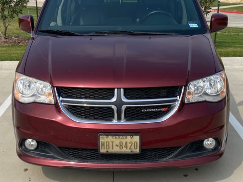 Used 2017 Dodge Grand Caravan SXT image 4