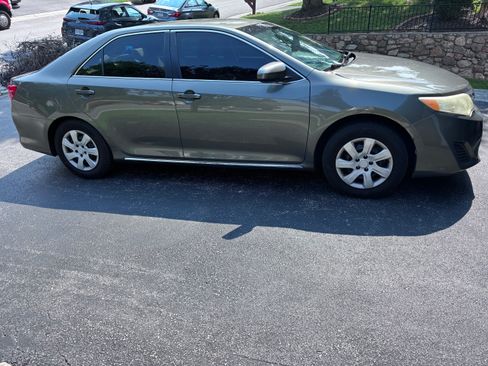 Used 2012 Toyota Camry LE FWD image 2