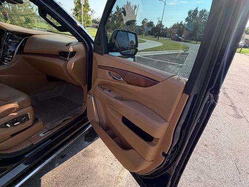 Used 2017 Cadillac Escalade ESV Platinum AWD/4WD image 20