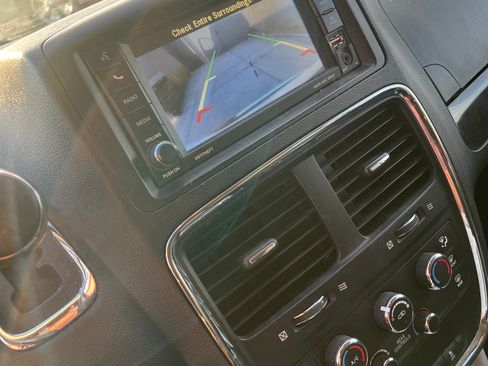 Used 2016 Dodge Grand Caravan SXT w/ Rear Park Assist Package image 8