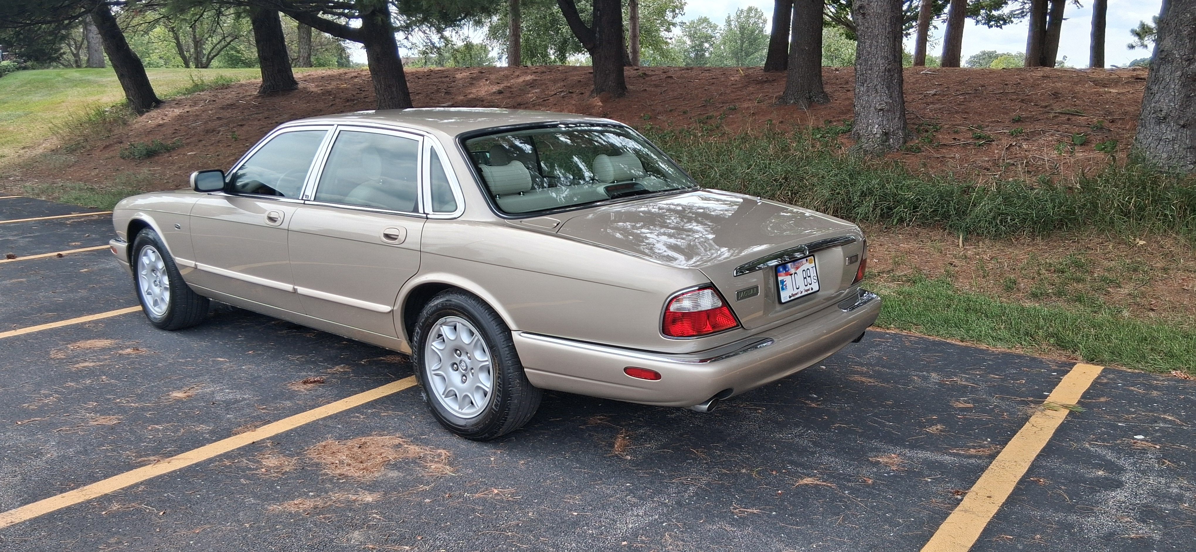 Used 1998 Jaguar XJ8 RWD image 2