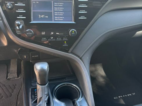 Used 2019 Toyota Camry SE FWD image 4
