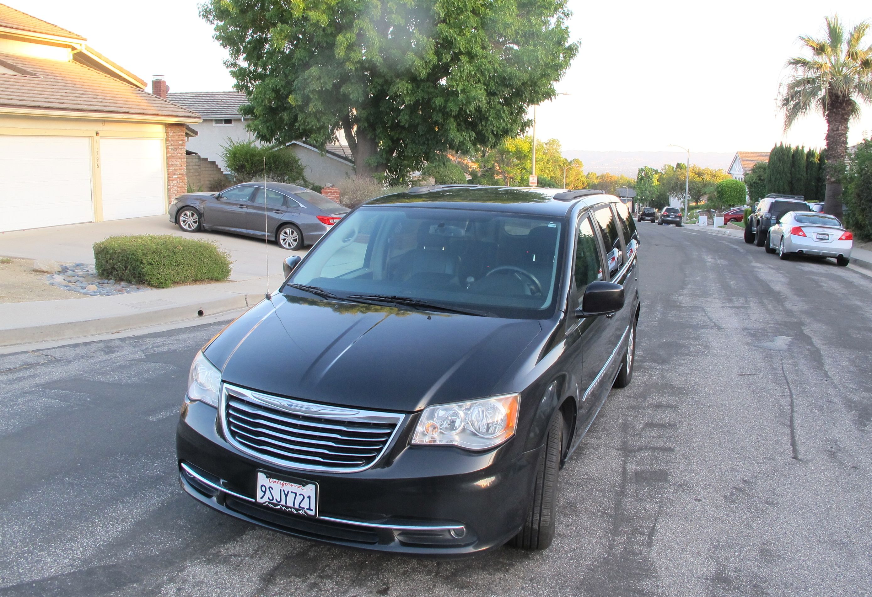 Used 2015 Chrysler Town & Country Touring FWD image 8