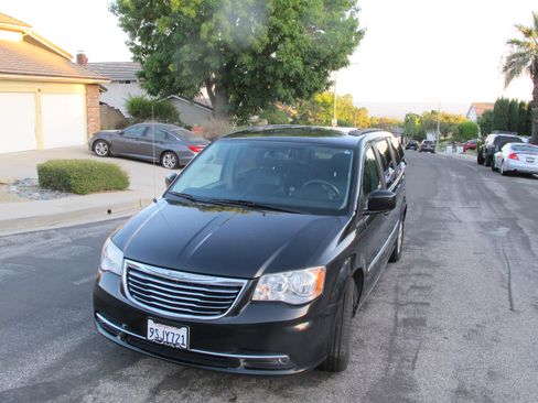 Used 2015 Chrysler Town & Country Touring image 6