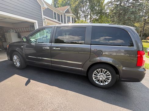 Used 2014 Chrysler Town & Country Touring-L FWD image 4