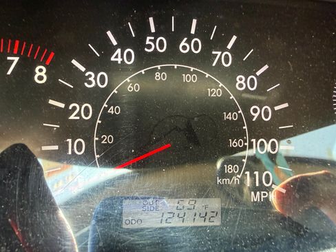 Used 2005 Toyota Corolla LE FWD image 2