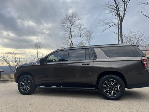 Used 2021 Chevrolet Suburban Z71 image 2