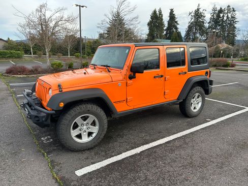 Used 2012 Jeep Wrangler Unlimited Rubicon w/ Connectivity Group image 4