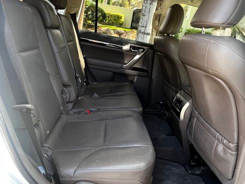 Used 2017 Lexus GX 460 image 9
