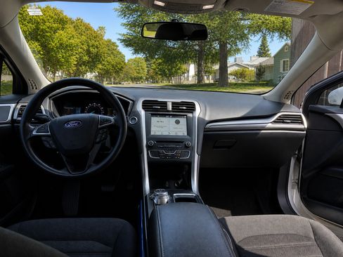 Used 2018 Ford Fusion SE w/ Fusion SE Technology Package FWD image 9