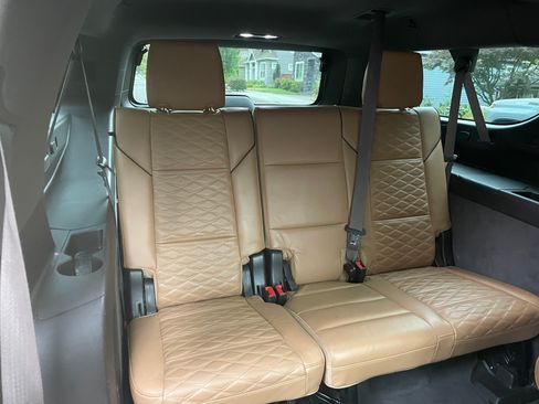 Used 2021 Cadillac Escalade ESV Premium Luxury AWD/4WD image 11