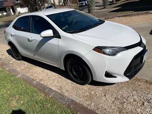 Used 2018 Toyota Corolla XSE image 1