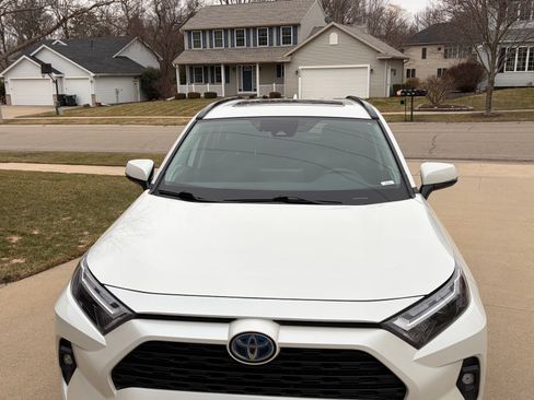 Used 2022 Toyota RAV4 XLE Premium image 2