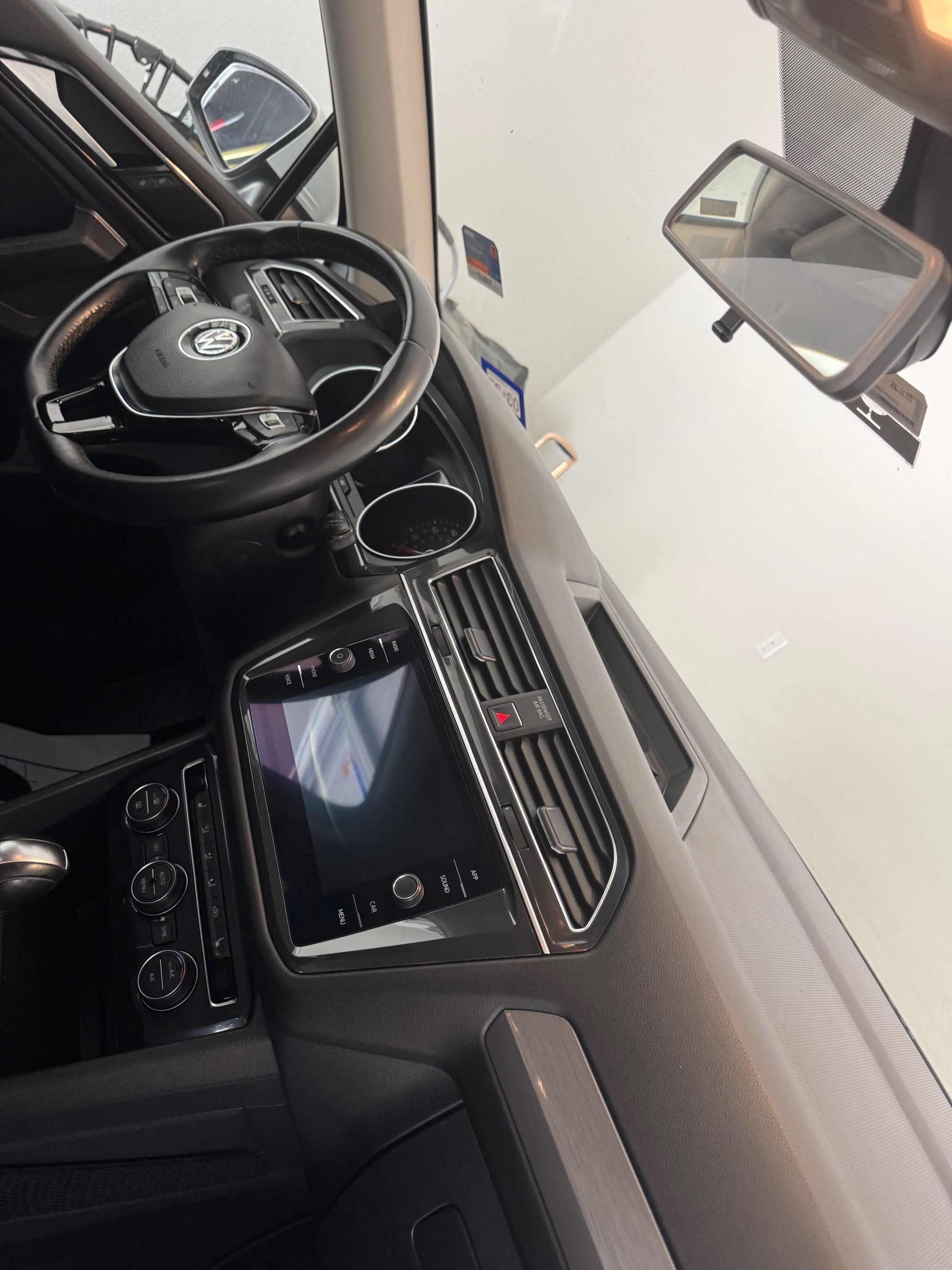 Used 2018 Volkswagen Tiguan SE FWD image 9