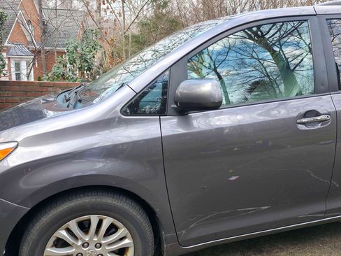 Used 2011 Toyota Sienna XLE w/ XLE Navigation Pkg image 18