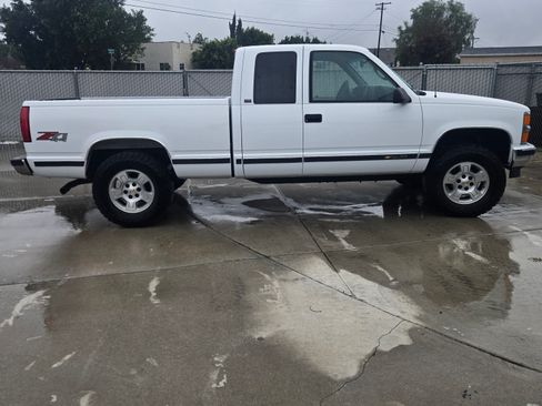 Used 1998 Chevrolet Silverado 1500 4x4 Extended Cab w/ Preferred Equipment Group 2 image 2