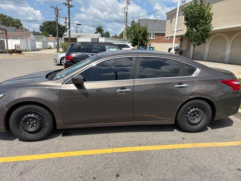 Used 2016 Nissan Altima 2.5 S w/ Power Driver Seat Package FWD image 5