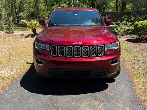 Used 2018 Jeep Grand Cherokee Laredo image 1