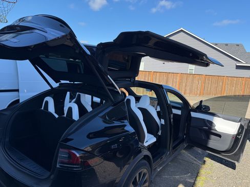 Used 2022 Tesla Model X Plaid image 12