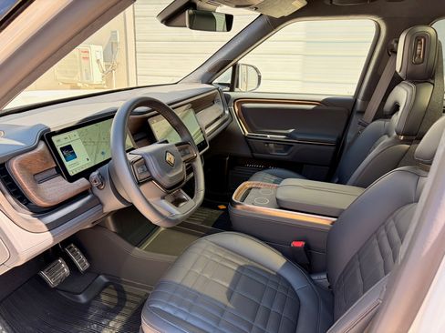 Used 2026 Rivian R1T Premium image 14