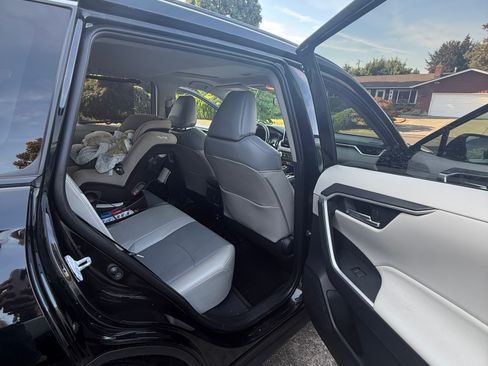 Used 2019 Toyota RAV4 XLE Premium AWD/4WD image 6