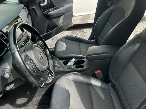 Used 2018 Kia Niro EX FWD image 6