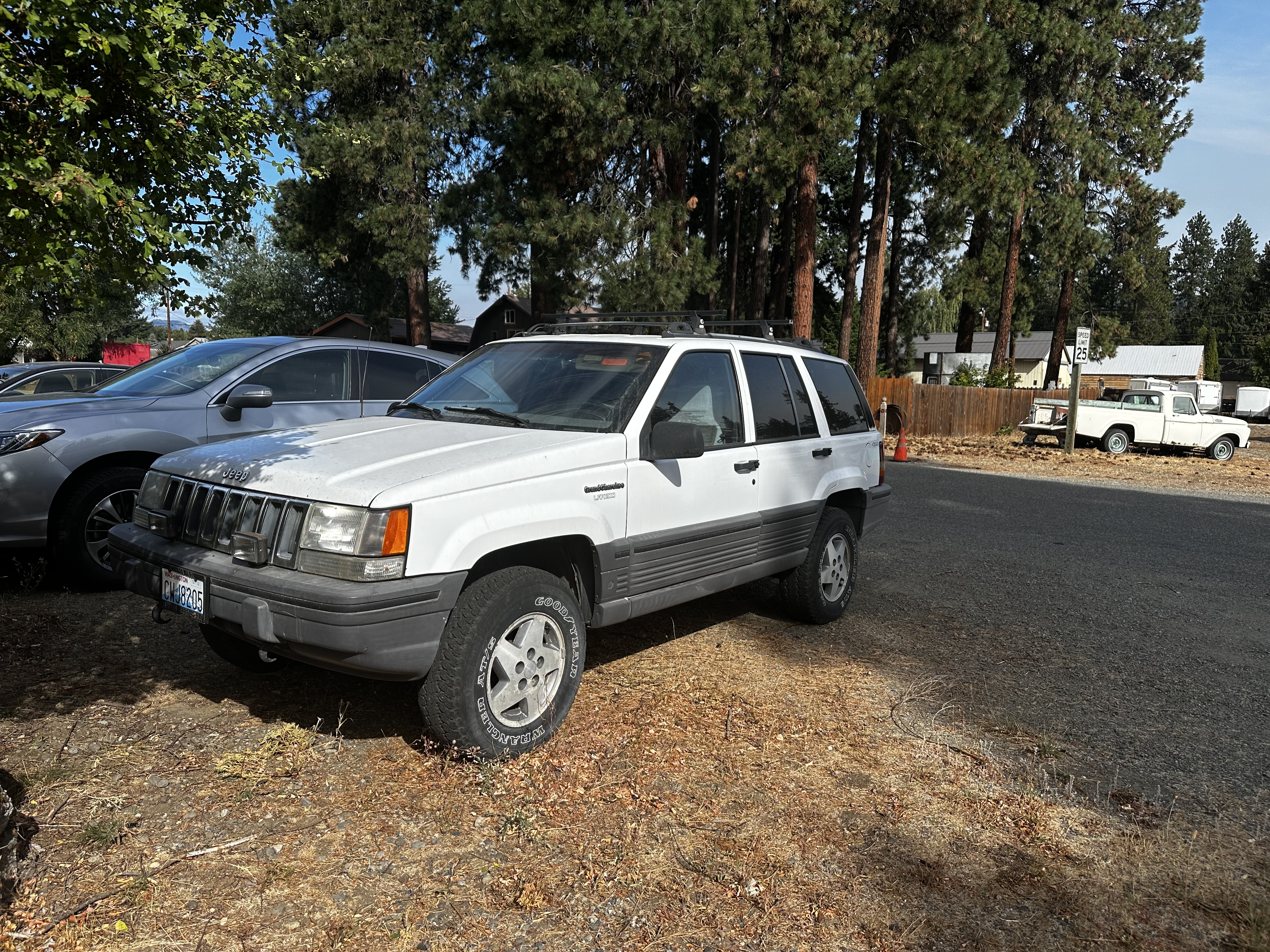 Used 1995 Jeep Grand Cherokee Laredo AWD/4WD image 1