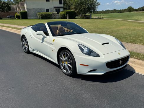 Used 2011 Ferrari California image 21