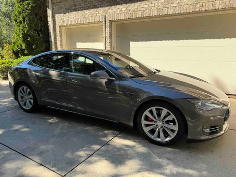 Used 2015 Tesla Model S P90D image 2