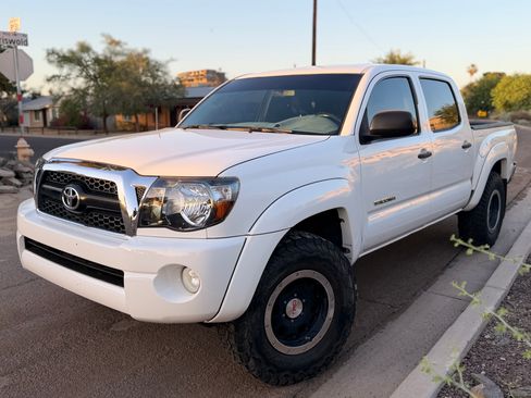 Used 2011 Toyota Tacoma 4x4 Double Cab w/ TRD Off-Road Pkg w/JBL Audio image 6