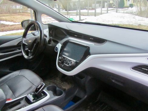 Used 2021 Chevrolet Bolt Premier w/ Infotainment Package image 13