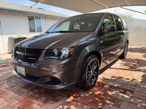 Used 2014 Dodge Grand Caravan SE FWD image 2