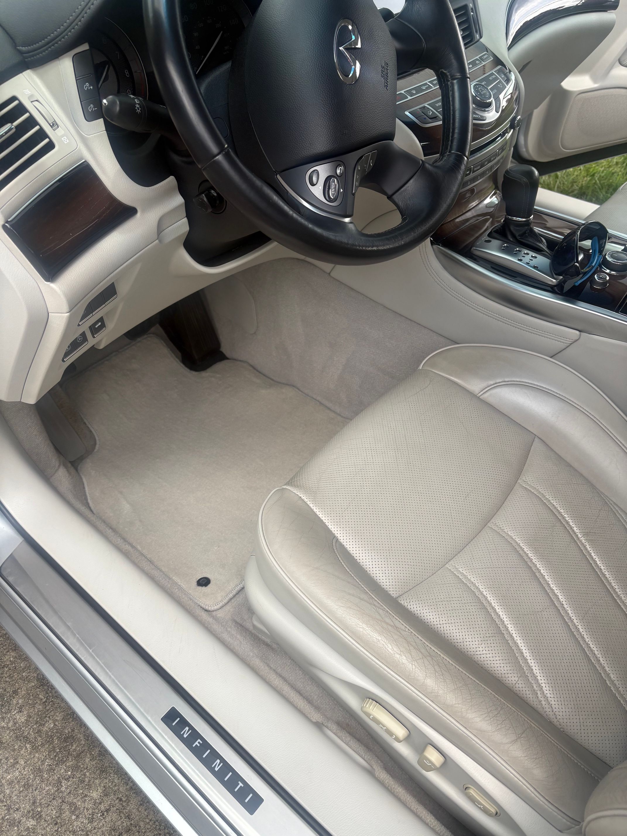 Used 2012 INFINITI M37 w/ Deluxe Touring Pkg RWD image 4