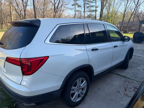 Used 2018 Honda Pilot LX image 2