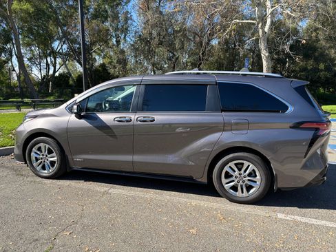 Used 2021 Toyota Sienna Limited image 9