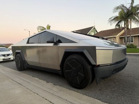 Used 2024 Tesla Cybertruck AWD Crew Cab image 4