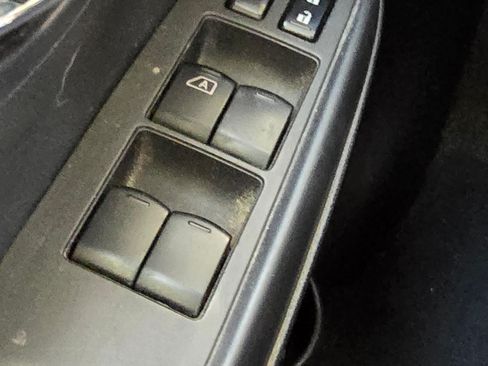 Used 2015 Nissan Versa SV image 17