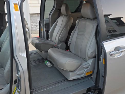 Used 2013 Toyota Sienna XLE w/ Entertainment Pkg image 11