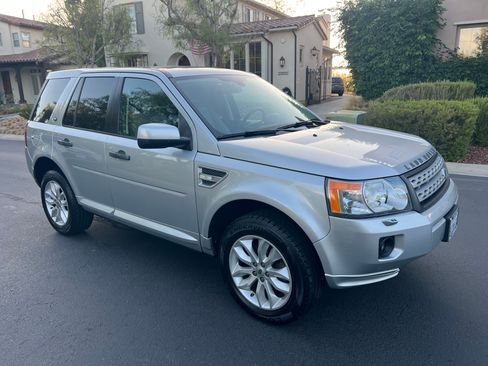 Used 2012 Land Rover LR2 HSE w/ Climate Comfort Pkg AWD/4WD image 4