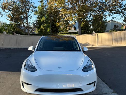 Used 2023 Tesla Model Y Performance image 1